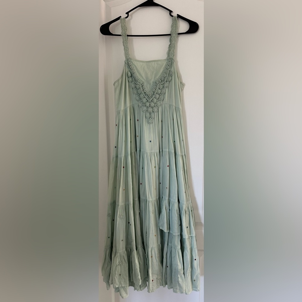 Chic Lace-Embellished Maxi Dress in Light Green